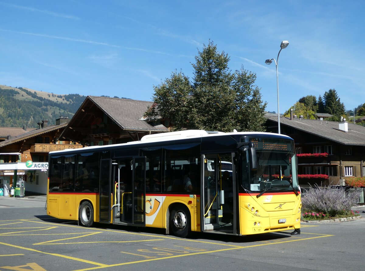 (256'080) - K�bli, Gstaad - BE 235'726/PID 10'535 - Volvo am 12. Oktober 2023 beim Bahnhof Gstaad