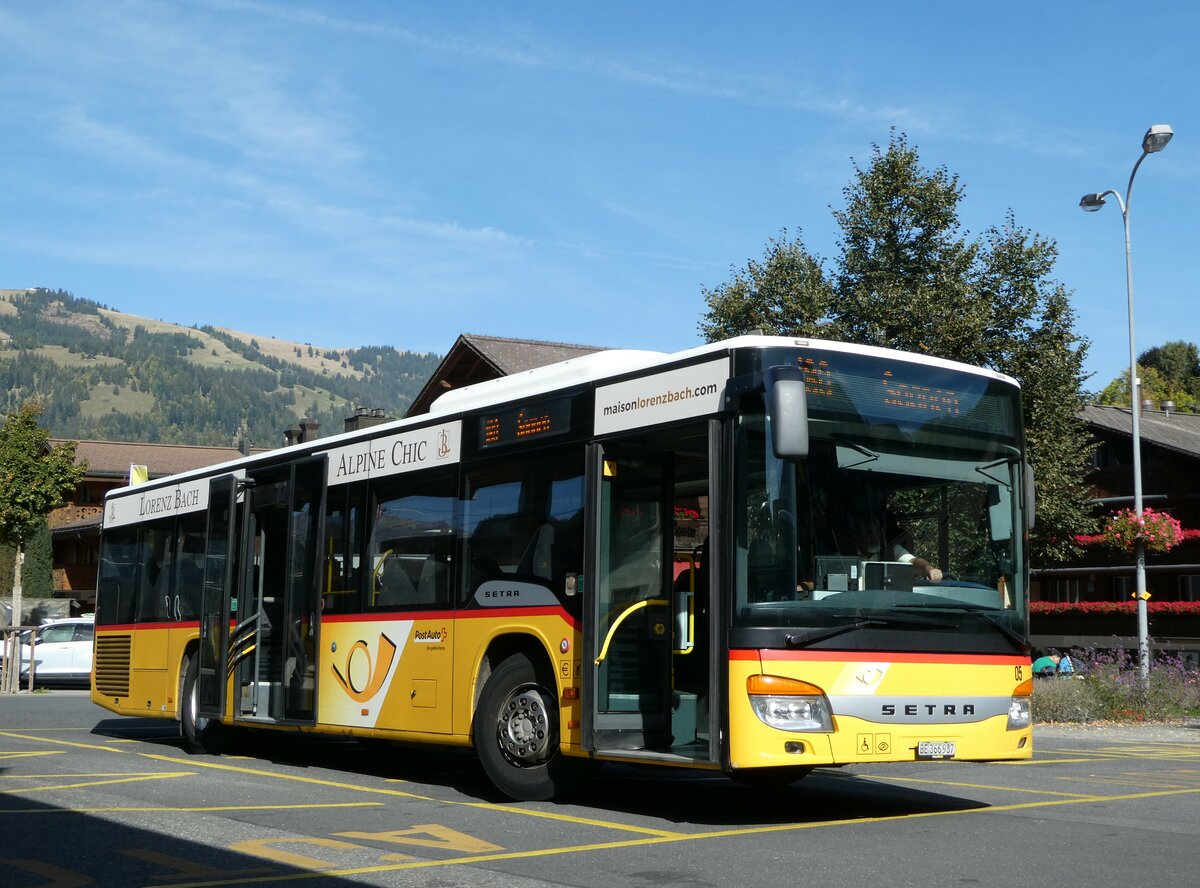 (256'083) - K�bli, Gstaad - Nr. 5/BE 366'987/PID 5425 - Setra am 12. Oktober 2023 beim Bahnhof Gstaad