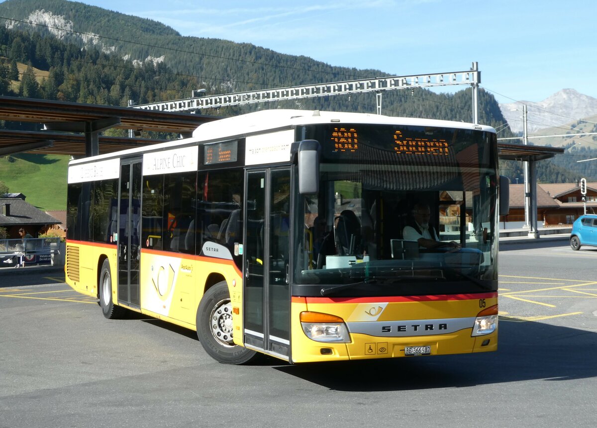 (256'085) - K�bli, Gstaad - Nr. 5/BE 366'987/PID 5425 - Setra am 12. Oktober 2023 beim Bahnhof Gstaad