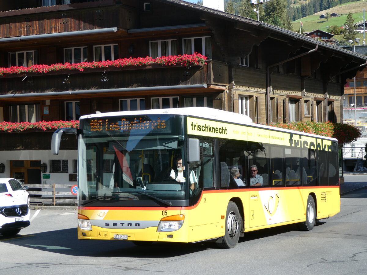 (256'086) - K�bli, Gstaad - Nr. 5/BE 366'987/PID 5425 - Setra am 12. Oktober 2023 beim Bahnhof Gstaad