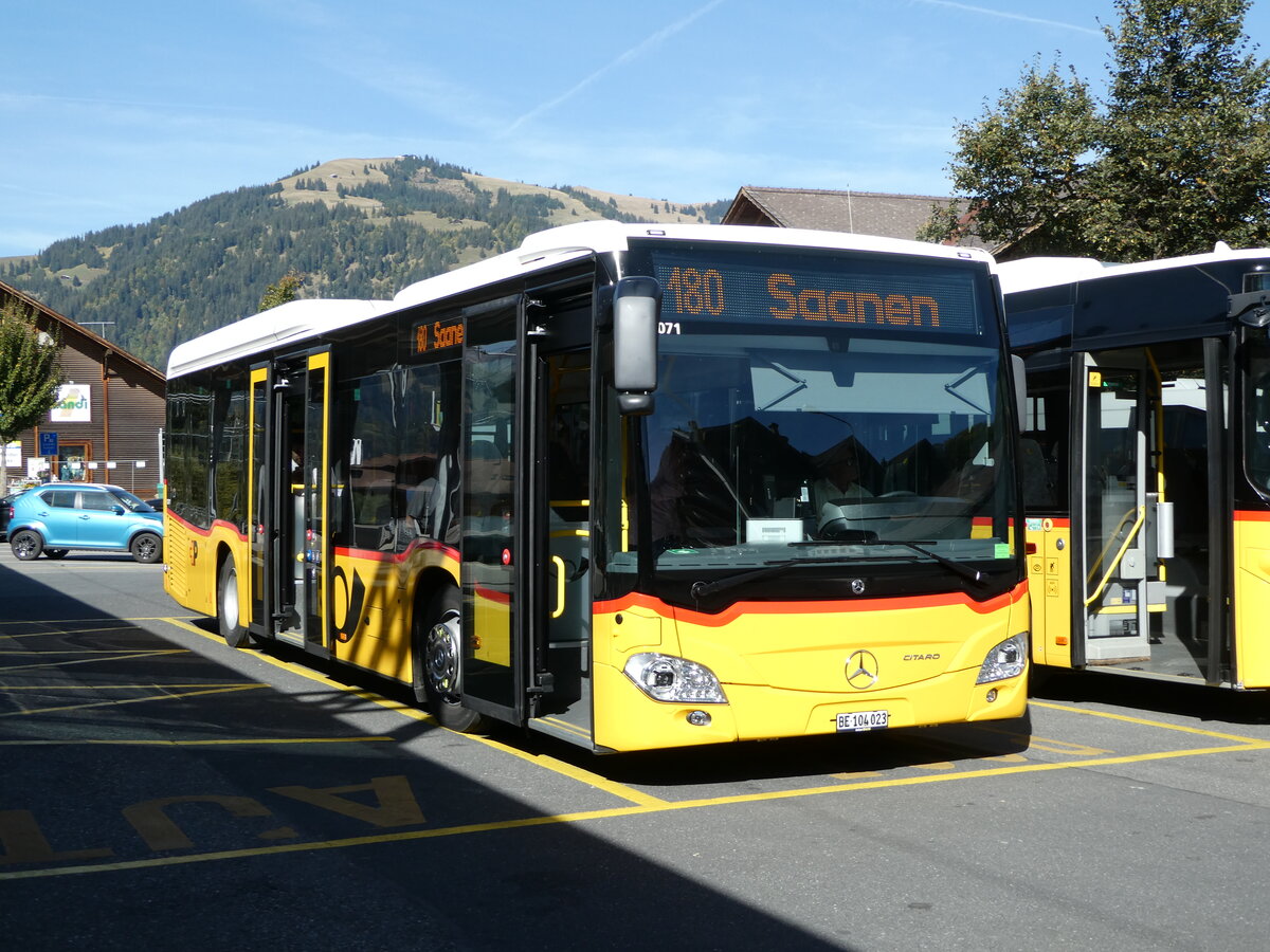 (256'090) - K�bli, Gstaad - BE 104'023/PID 12'071 - Mercedes am 12. Oktober 2023 beim Bahnhof Gstaad