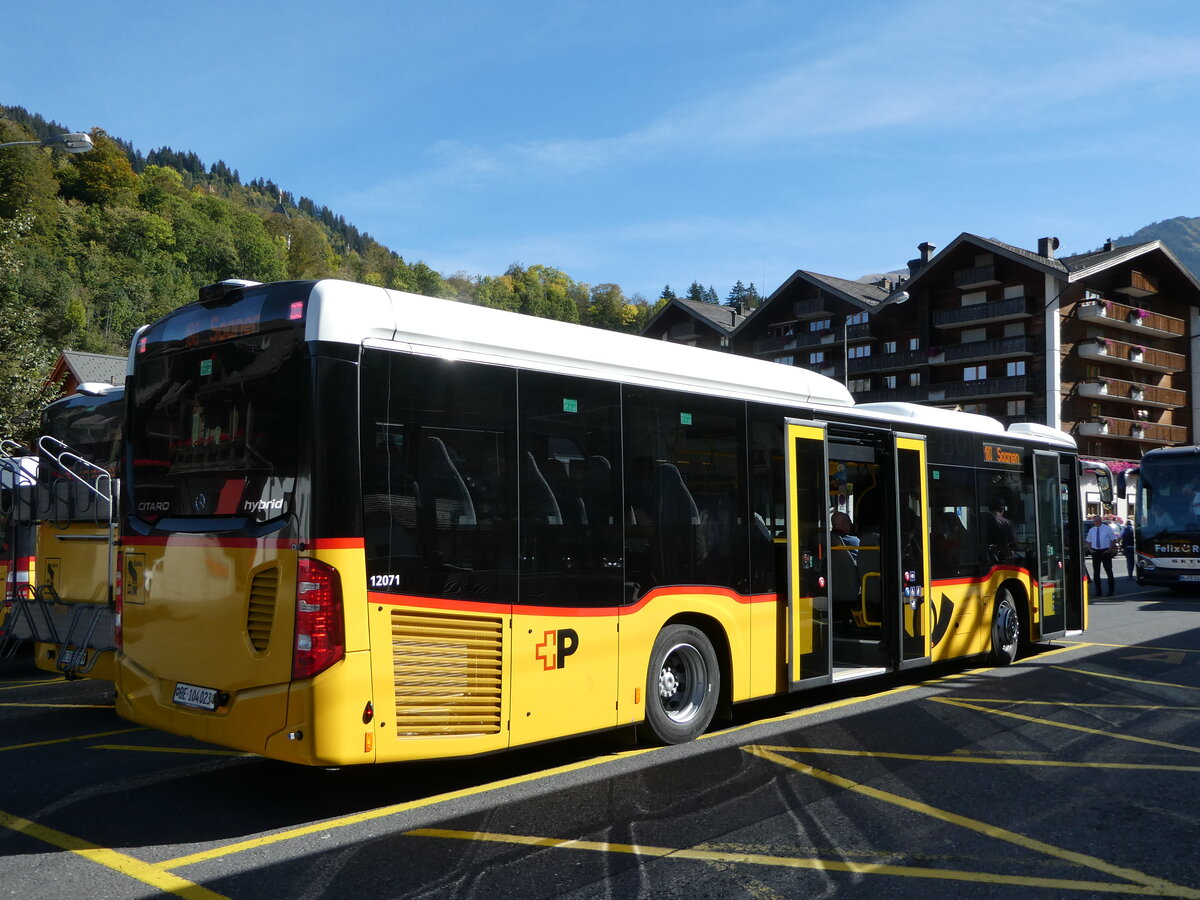 (256'093) - K�bli, Gstaad - BE 104'023/PID 12'071 - Mercedes am 12. Oktober 2023 beim Bahnhof Gstaad