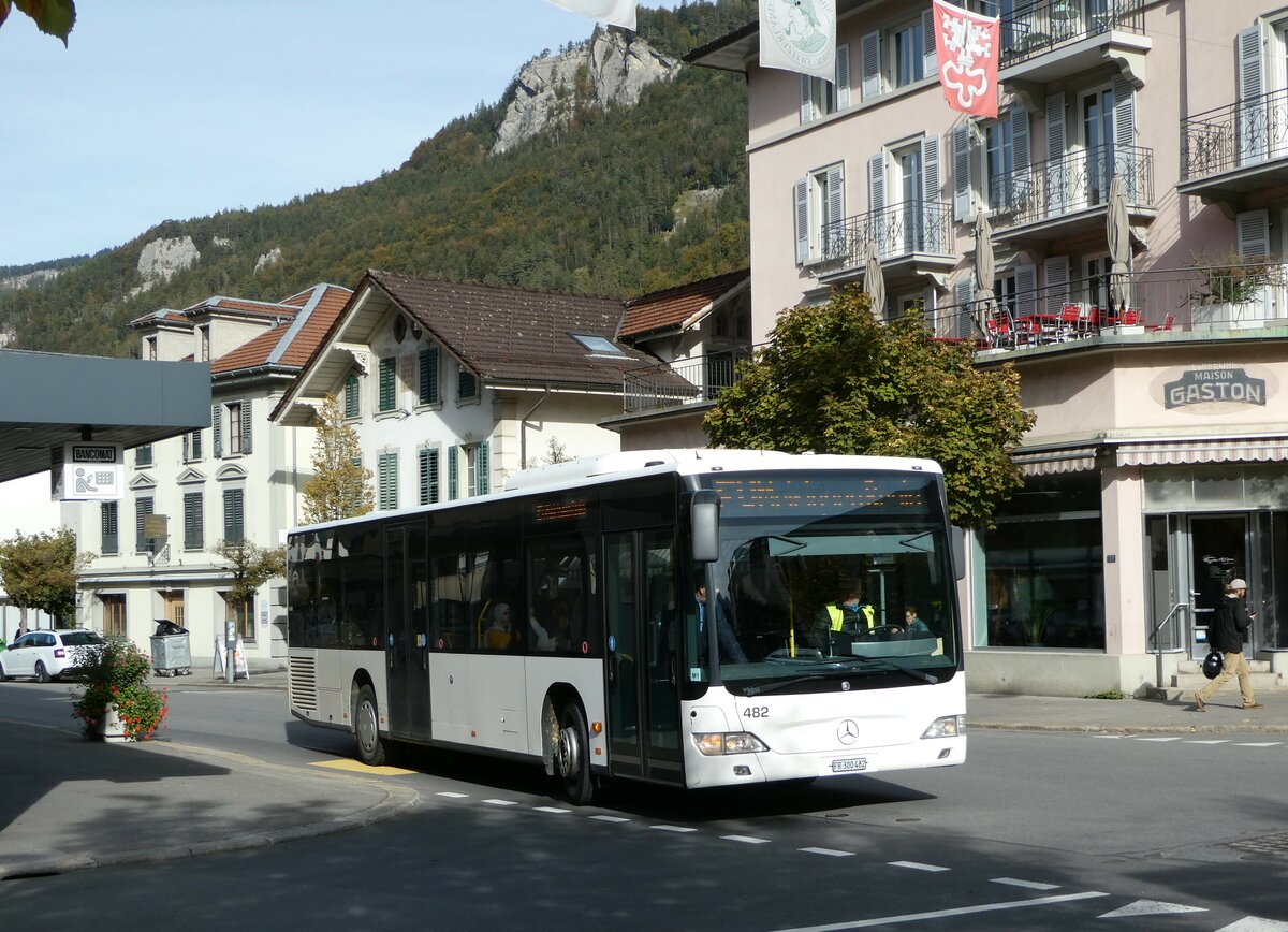 (256'146) - Intertours, Domdidier - Nr. 482/FR 300'482 - Mercedes (ex PostAuto Bern Nr. 9/PID 4560; ex Klopfstein, Laupen Nr. 9) am 17. Oktober 2023 in Meiringen, Casino Platz