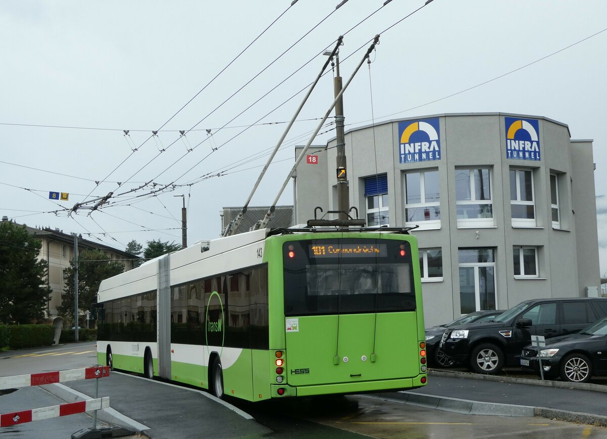 (256'180) - transN, La Chaux-de-Fonds - Nr. 143 - Hess/Hess Gelenktrolleybus (ex TN Neuch�tel Nr. 143) am 19. Oktober 2023 beim Bahnhof Marin-�pagnier