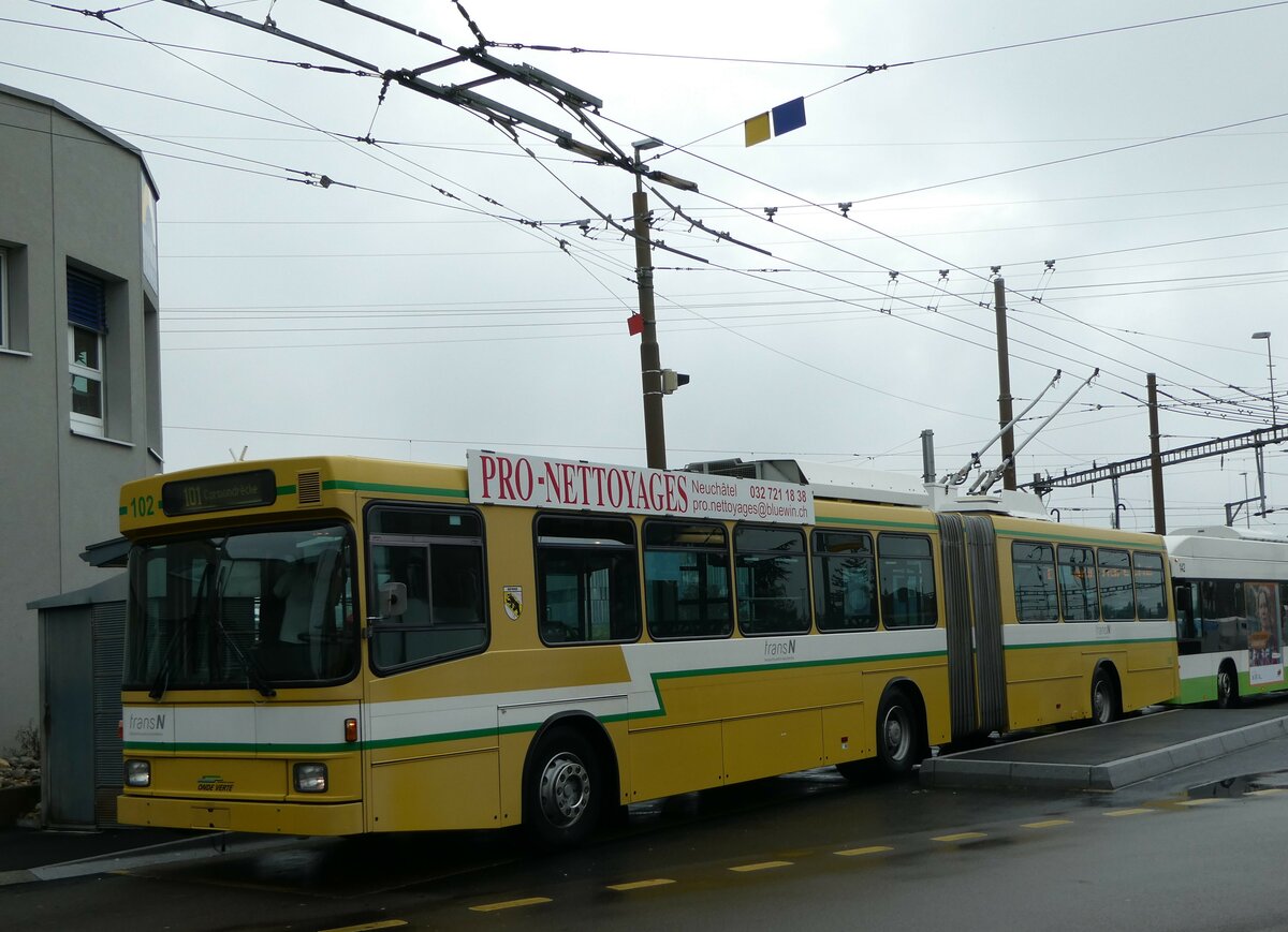 (256'188) - transN, La Chaux-de-Fonds - Nr. 102 - NAW/Hess Gelenktrolleybus (ex TN Neuch�tel Nr. 102) am 19. Oktober 2023 beim Bahnhof Marin-�pagnier