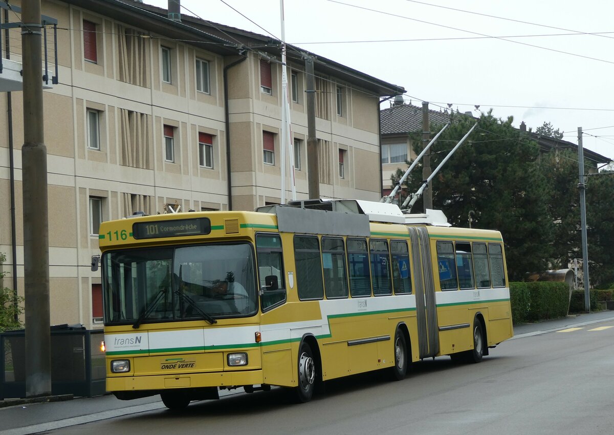 (256'198) - transN, La Chaux-de-Fonds - Nr. 116 - NAW/Hess Gelenktrolleybus (ex TN Neuchtel Nr. 116) am 19. Oktober 2023 beim Bahnhof Marin-pagnier