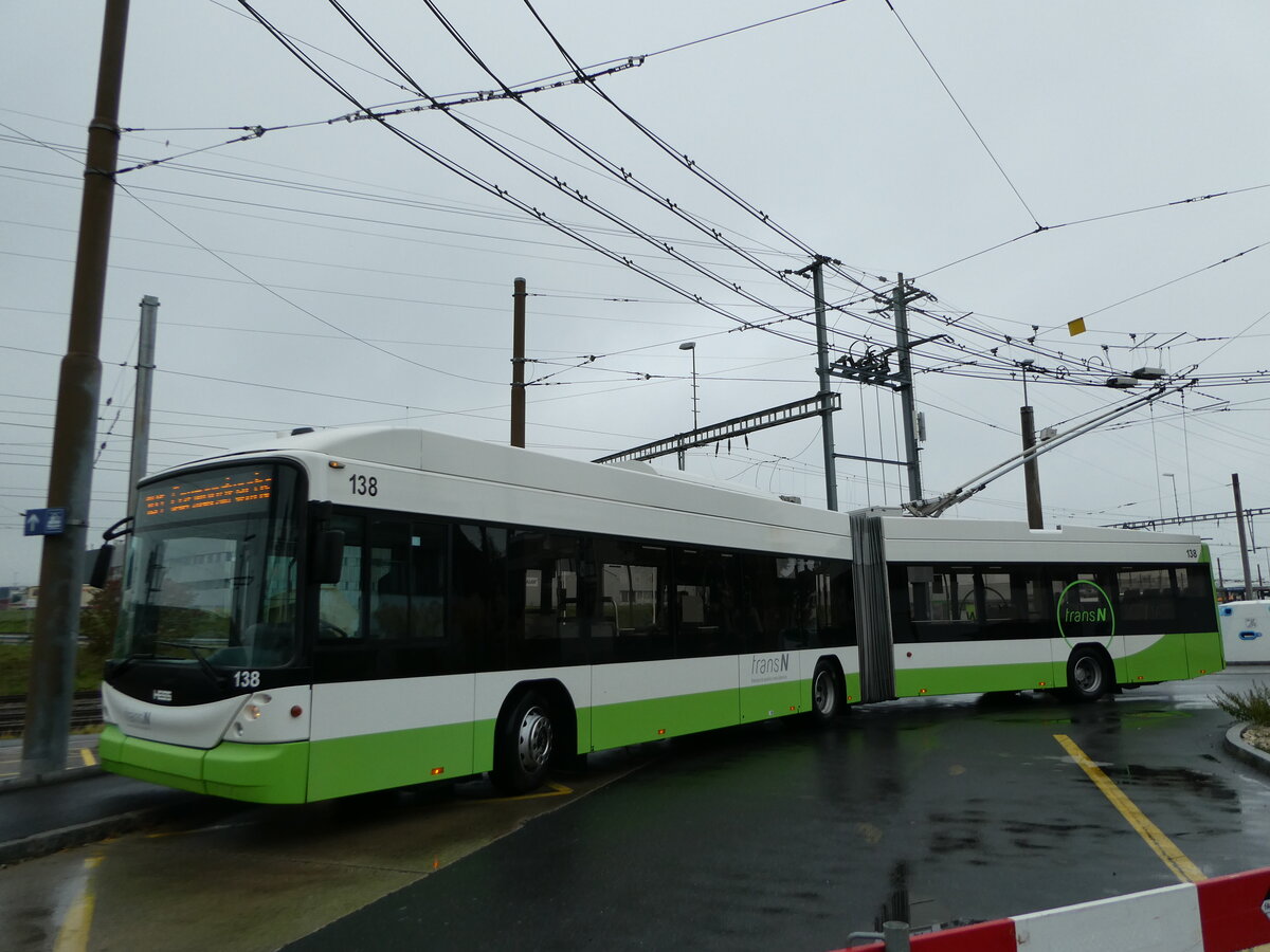 (256'199) - transN, La Chaux-de-Fonds - Nr. 138 - Hess/Hess Gelenktrolleybus (ex TN Neuch�tel Nr. 138) am 19. Oktober 2023 beim Bahnhof Marin-�pagnier