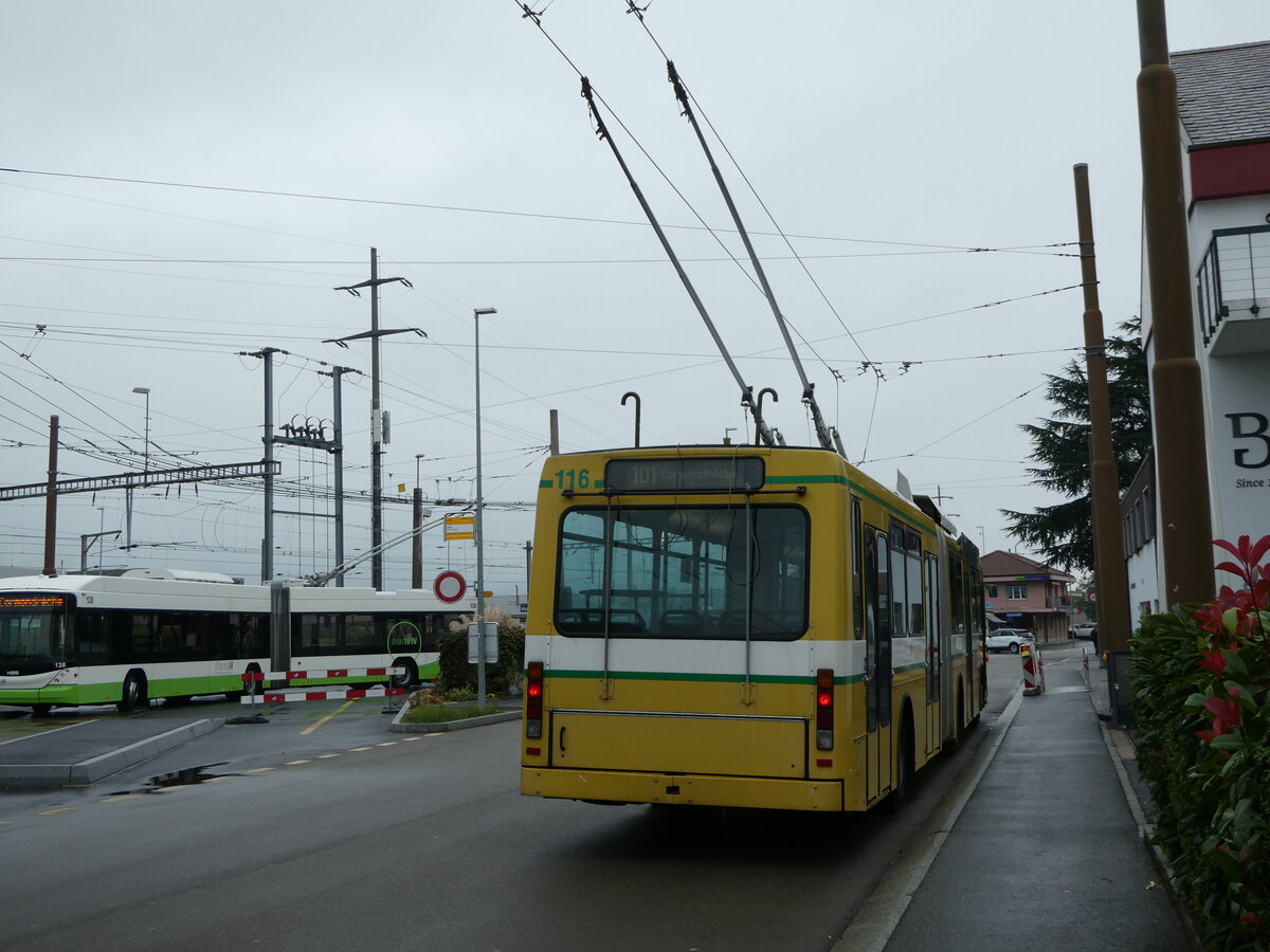 (256'200) - transN, La Chaux-de-Fonds - Nr. 116 - NAW/Hess Gelenktrolleybus (ex TN Neuch�tel Nr. 116) am 19. Oktober 2023 beim Bahnhof Marin-�pagnier