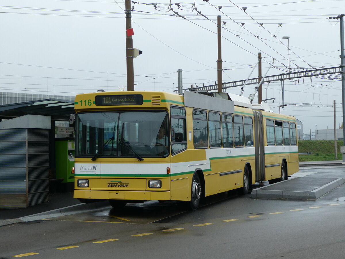 (256'201) - transN, La Chaux-de-Fonds - Nr. 116 - NAW/Hess Gelenktrolleybus (ex TN Neuch�tel Nr. 116) am 19. Oktober 2023 beim Bahnhof Marin-�pagnier
