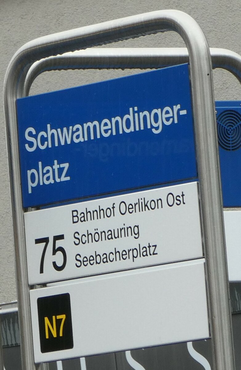 (256'324) - ZVV-Haltestellenschild - Z�rich, Schwamendingerplatz - am 21. Oktober 2023