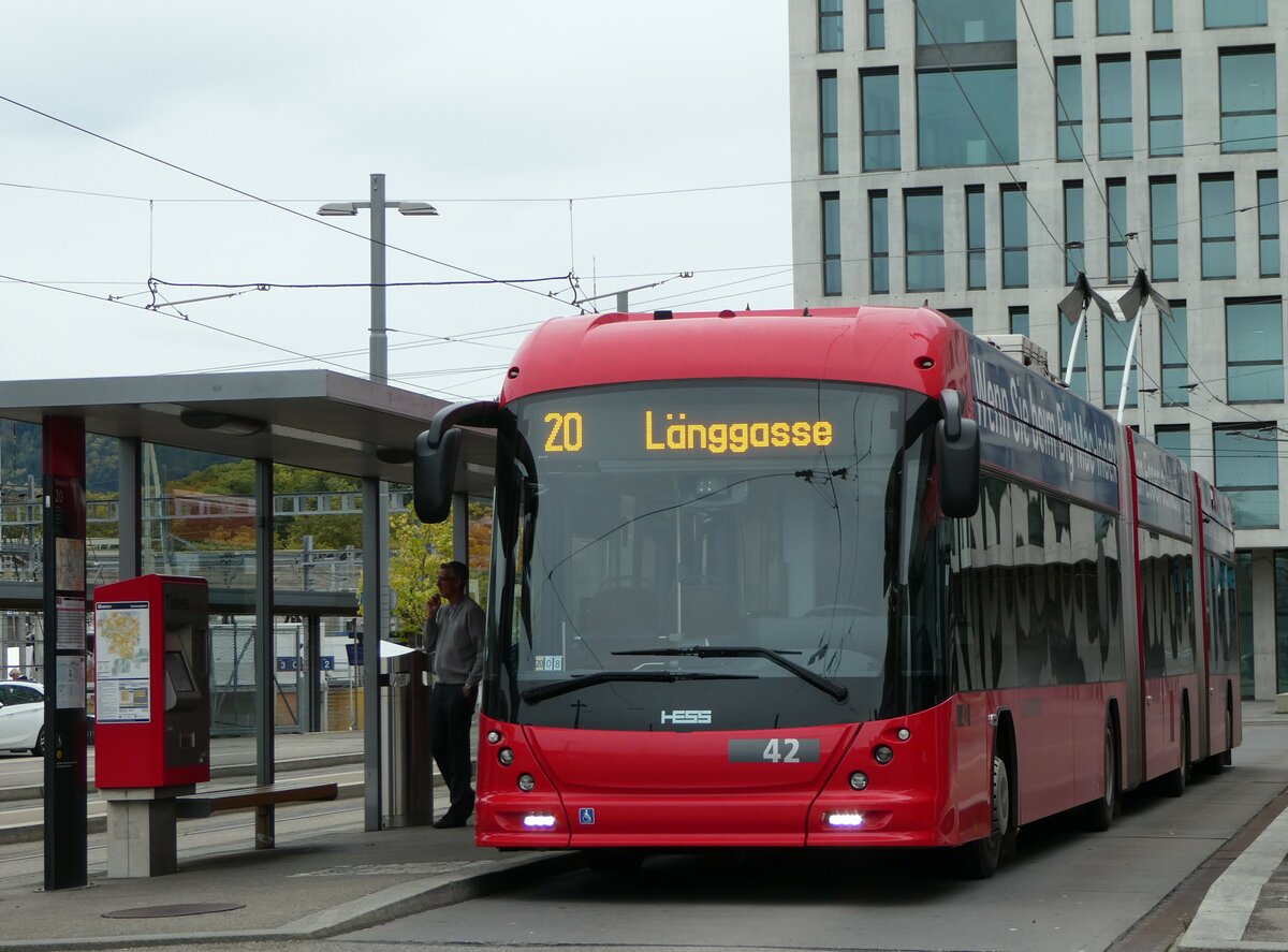 (256'432) - Bernmobil, Bern - Nr. 42 - Hess/Hess Doppelgelenktrolleybus am 26. Oktober 2023 beim Bahnhof Bern Wankdorf