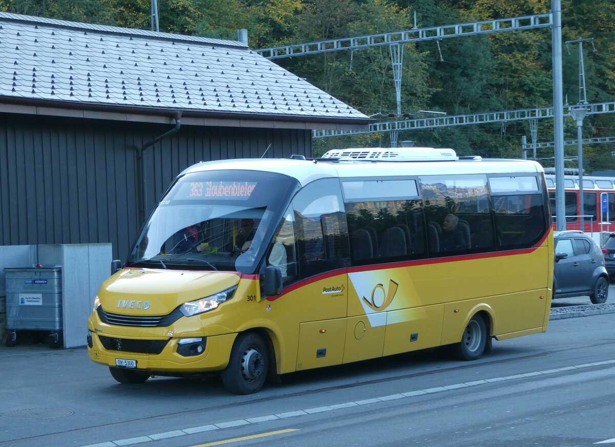 (256'454) - PostAuto Zentralschweiz - Nr. 301/OW 5300/PID 11'110 - Iveco/Rosero (ex HW Kleinbus, Giswil) am 28. Oktober 2023 beim Bahnhof Giswil