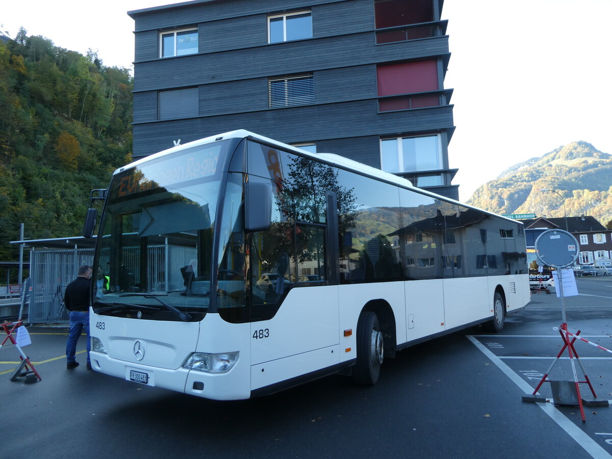 (256'462) - Intertours, Domdidier - Nr. 483/FR 300'483 - Mercedes (ex PostAuto Bern Nr. 2/PID 4559; ex Klopfstein, Laupen Nr. 2) am 28. Oktober 2023 beim Bahnhof Giswil