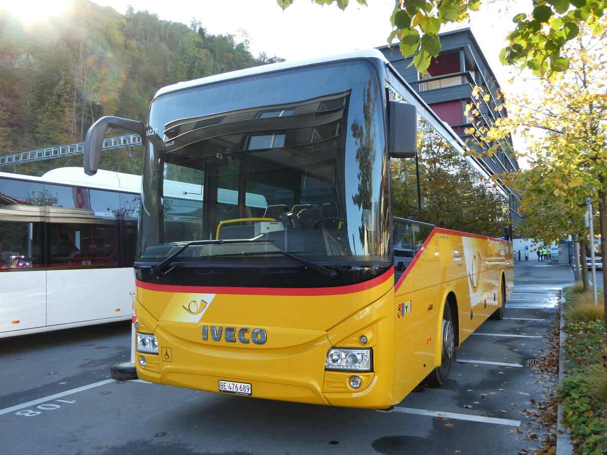 (256'463) - PostAuto Bern - BE 476'689/PID 10'227 - Iveco am 28. Oktober 2023 beim Bahnhof Giswil