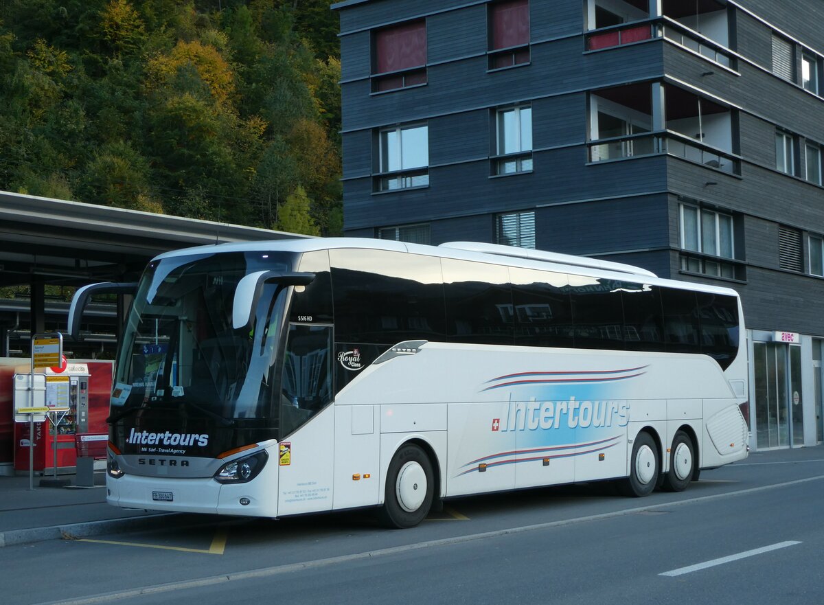 (256'527) - Intertours, Domdidier - FR 300'300'647 - Setra am 28. Oktober 2023 beim Bahnhof Giswil