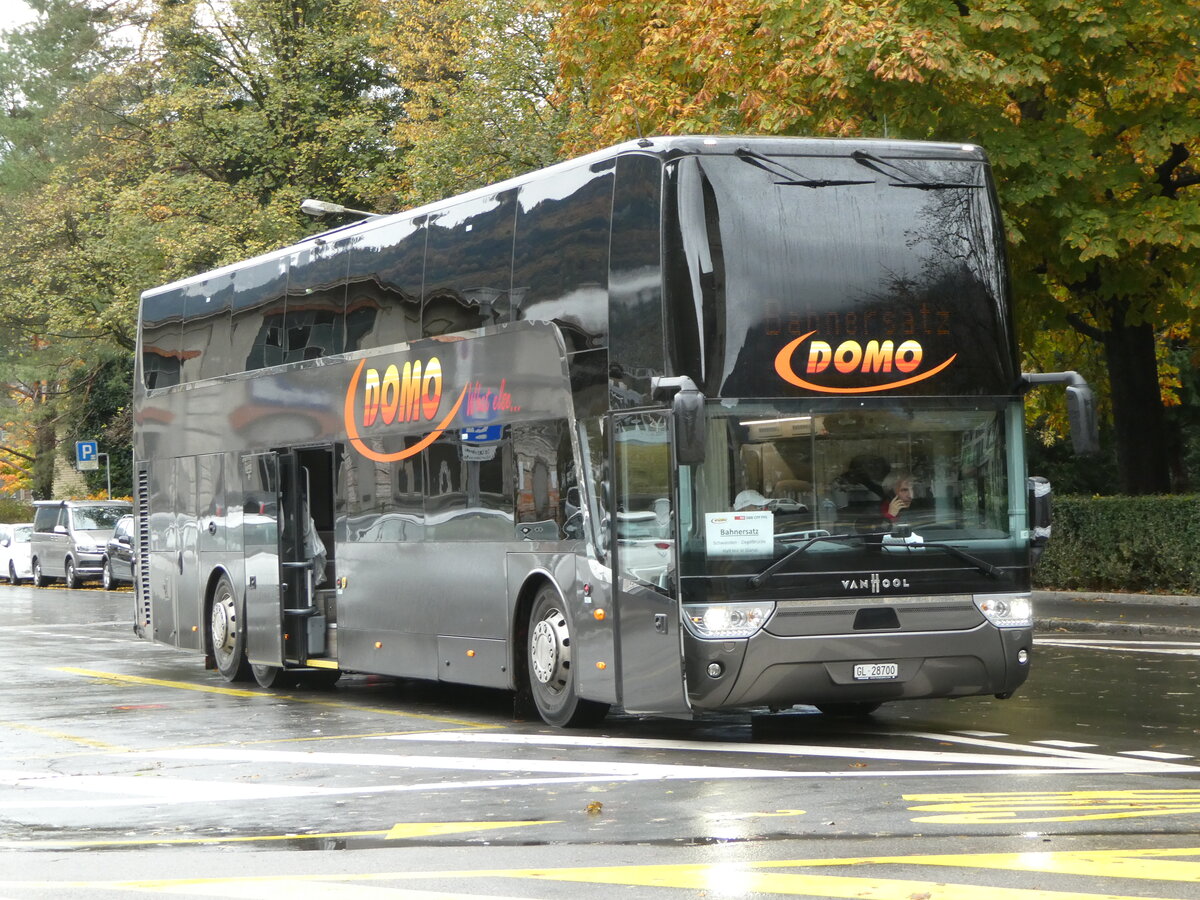 (256'572) - Domo, Glattbrugg - GL 28'700 - Van Hool am 31. Oktober 2023 beim Bahnhof Glarus