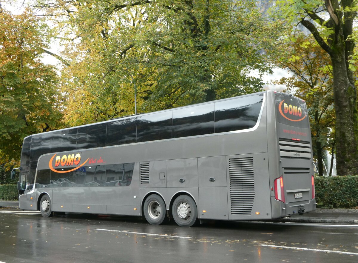 (256'585) - Domo, Glattbrugg - GL 2533 - Van Hool am 31. Oktober 2023 beim Bahnhof Glarus