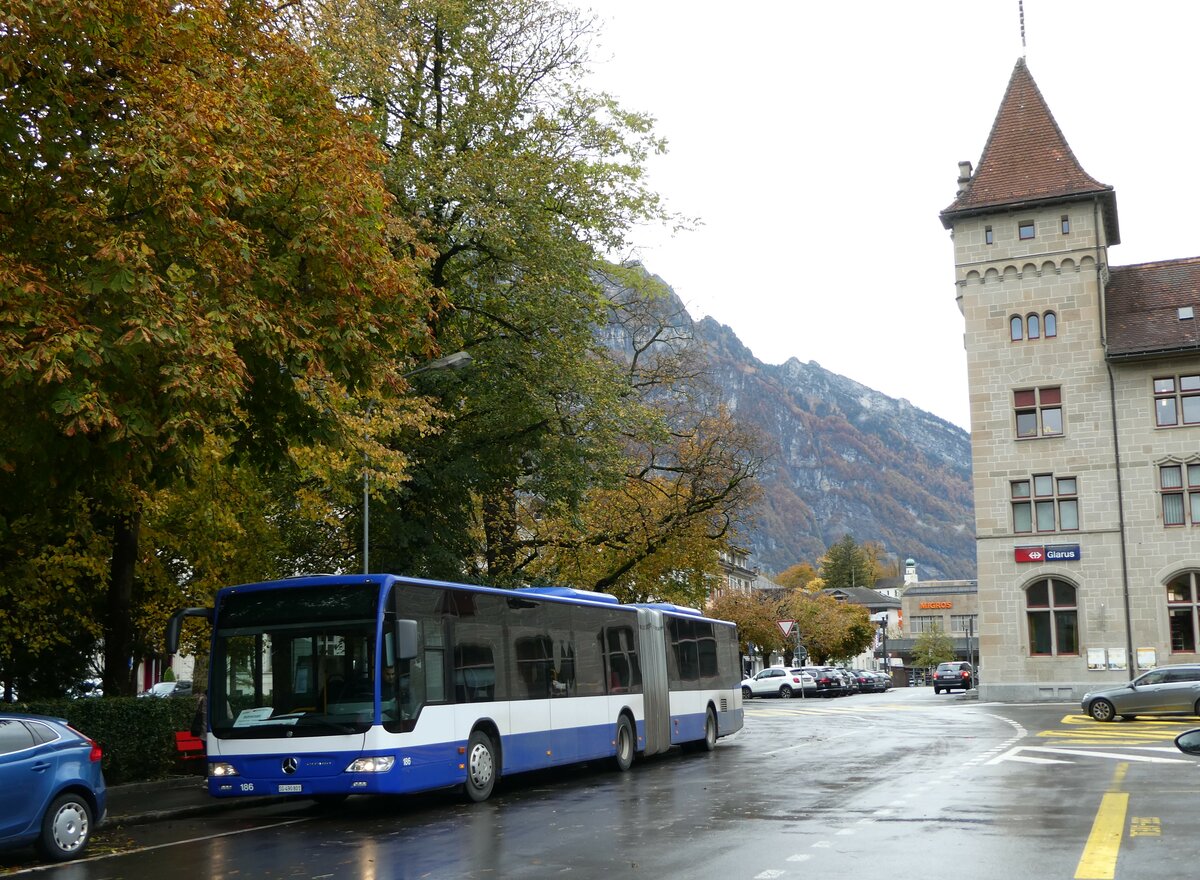 (256'593) - Domo, Glattbrugg - Nr. 6/SG 490'801 - Mercedes (ex VBZ Zrich Nr. 186; ex VZO Grningen Nr. 107) am 31. Oktober 2023 beim Bahnhof Glarus