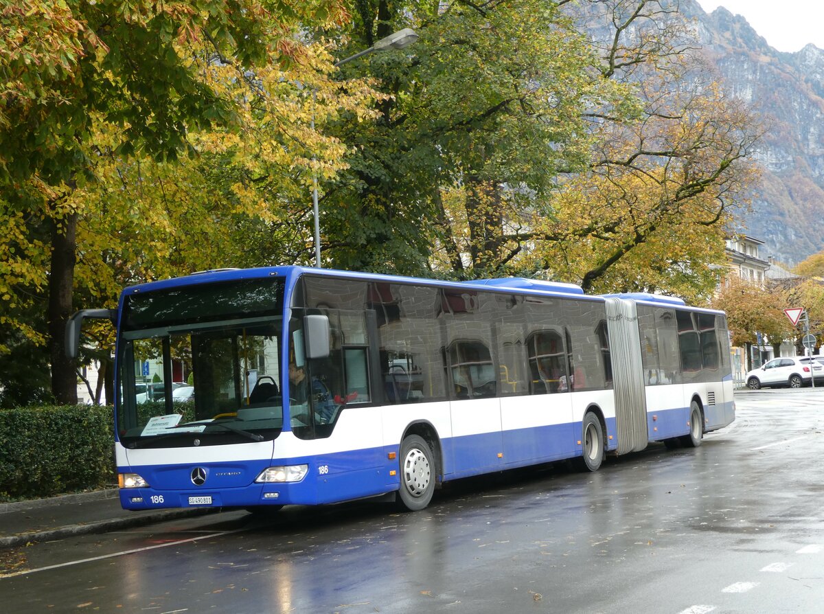 (256'594) - Domo, Glattbrugg - Nr. 6/SG 490'801 - Mercedes (ex VBZ Zrich Nr. 186; ex VZO Grningen Nr. 107) am 31. Oktober 2023 beim Bahnhof Glarus