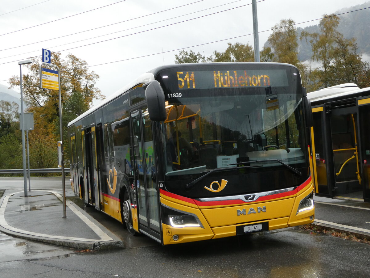 (256'617) - Niederer, Filzbach - Nr. 10/GL 41/PID 11'839 - MAN am 31. Oktober 2023 beim Bahnhof Ziegelbrcke