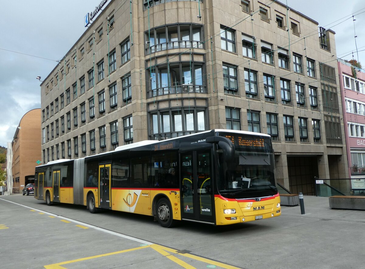 (256'735) - PostAuto Nordschweiz - AG 486'878/PID 10'832 - MAN am 6. November 2023 beim Bahnhof Baden