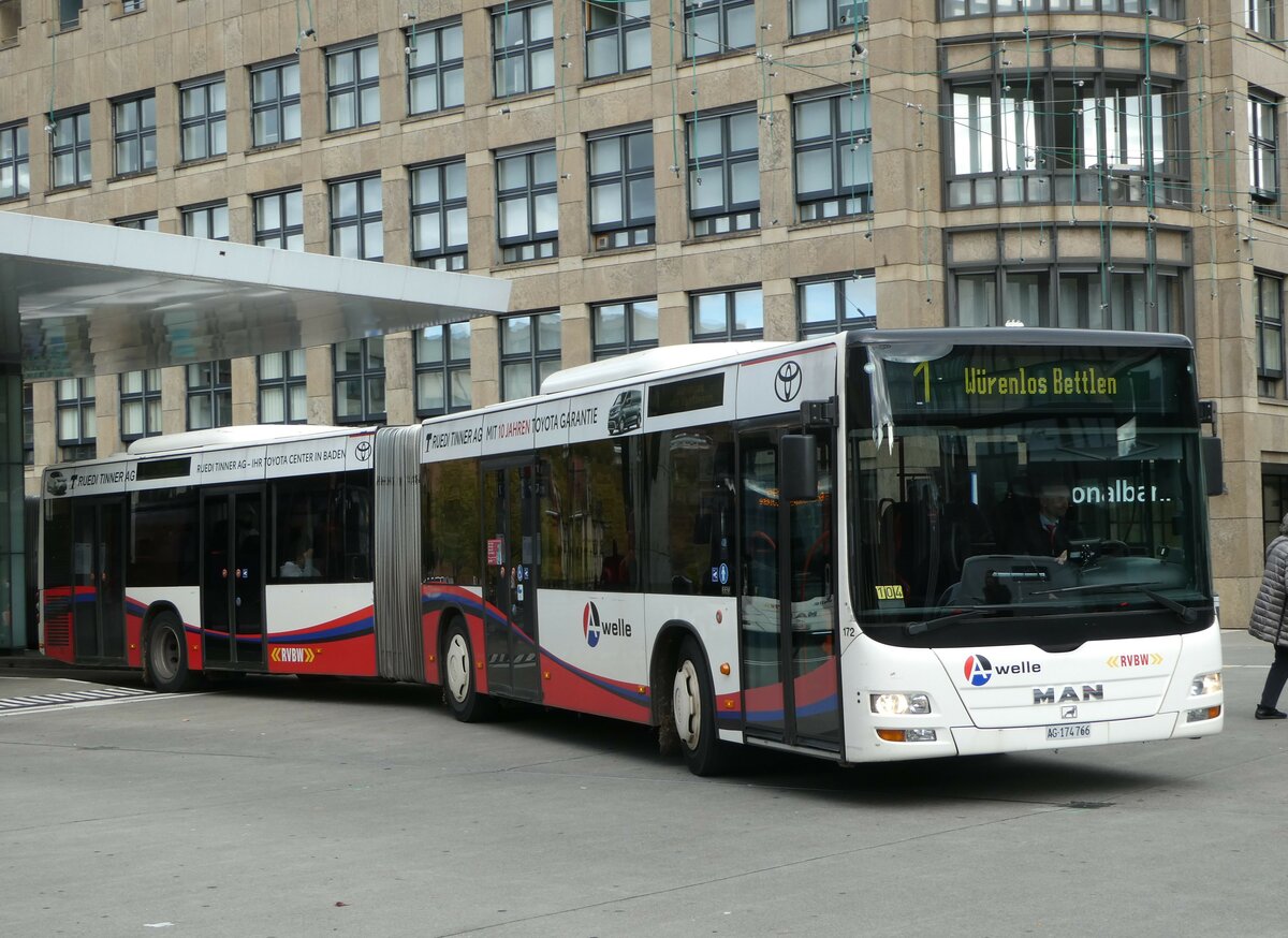 (256'752) - RVBW Wettingen - Nr. 172/AG 174'766 - MAN am 6. November 2023 beim Bahnhof Baden