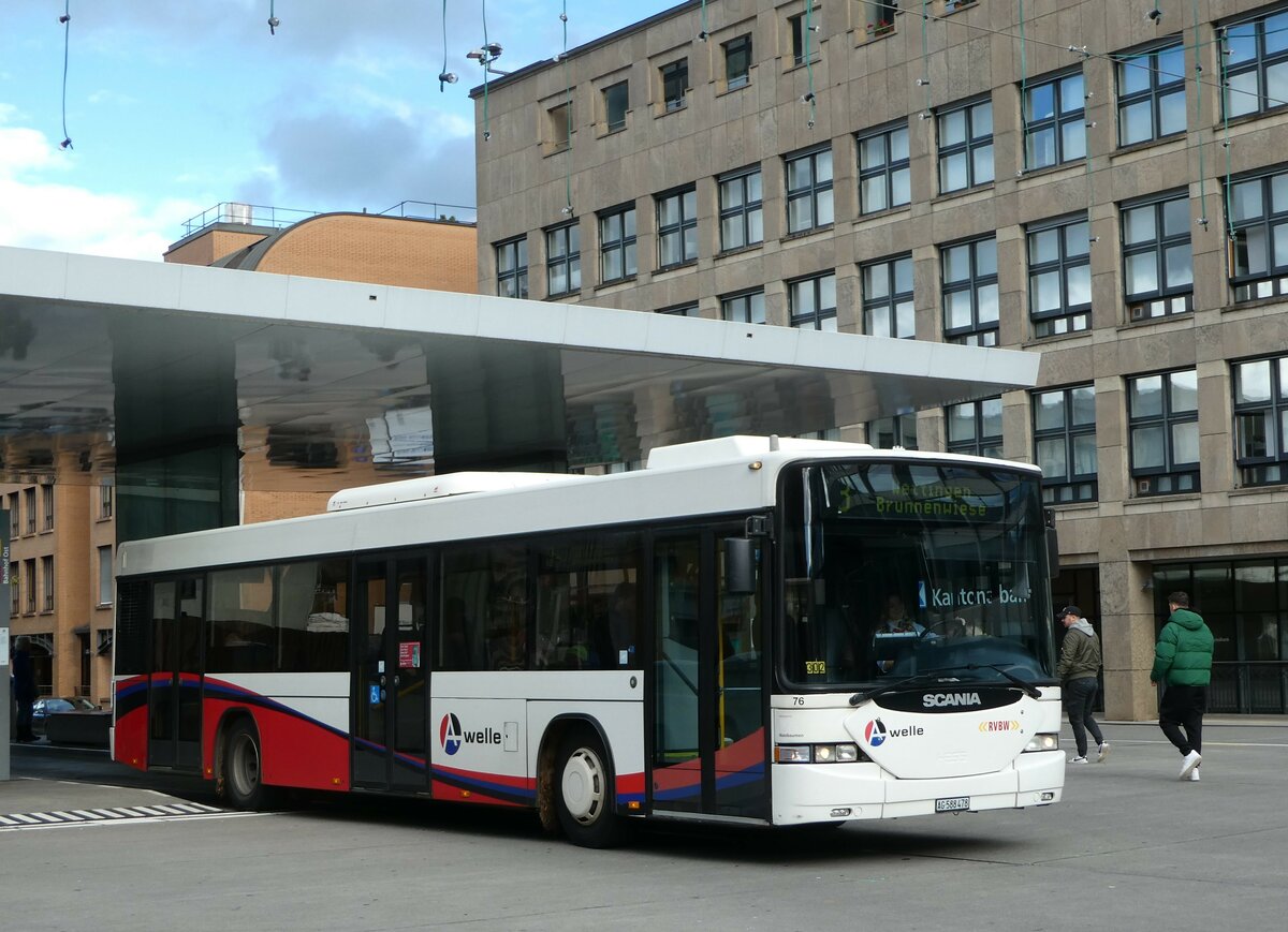 (256'772) - RVBW Wettingen - Nr. 76/AG 588'478 - Scania/Hess am 6. November 2023 beim Bahnhof Baden