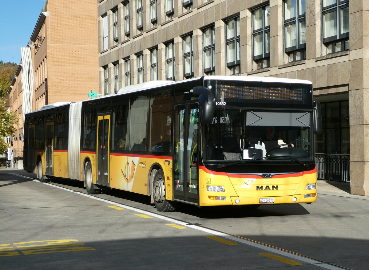 (256'803) - PostAuto Nordschweiz - AG 486'878/PID 10'832 - MAN am 6. November 2023 beim Bahnhof Baden