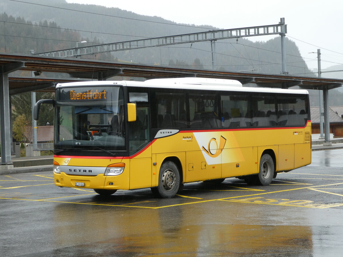(256'826) - K�bli, Gstaad - Nr. 3/BE 330'862/PID 4535 - Setra am 9. November 2023 beim Bahnhof Gstaad
