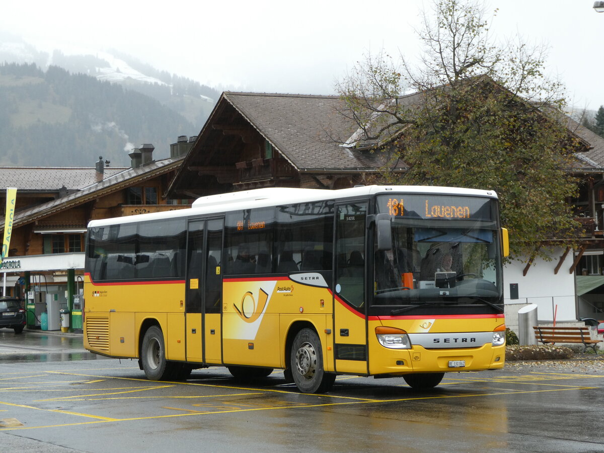 (256'827) - K�bli, Gstaad - Nr. 3/BE 330'862/PID 4535 - Setra am 9. November 2023 beim Bahnhof Gstaad
