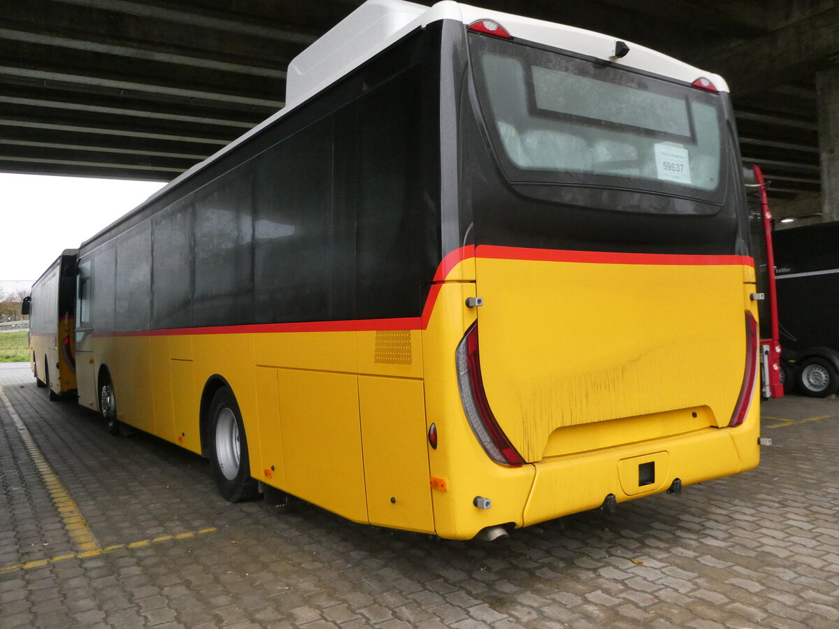 (257'177) - PostAuto Graub�nden - PID 12'012 - Iveco am 19. November 2023 in Kerzers, Murtenstrasse