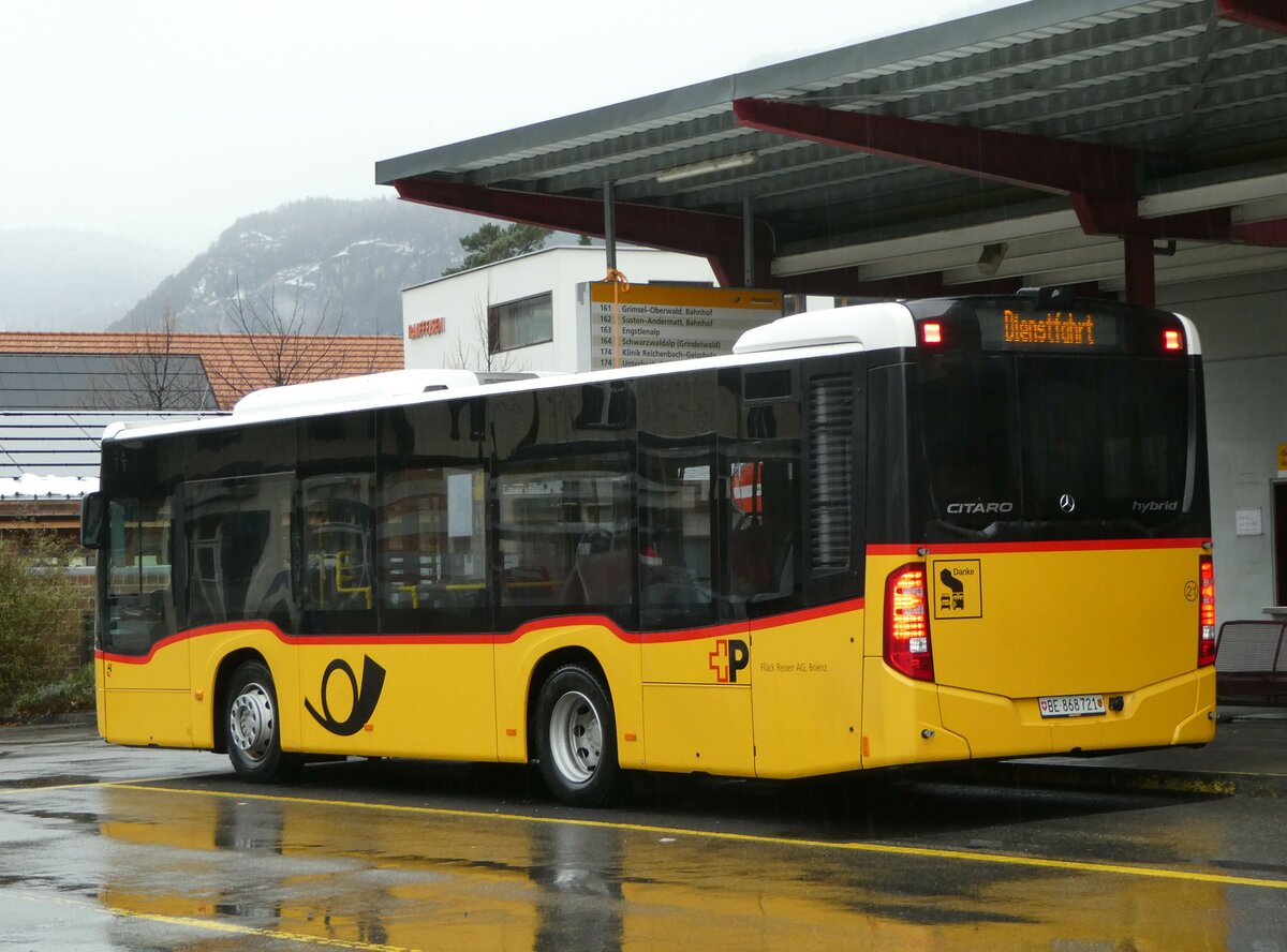 (257'325) - Fl�ck, Brienz - Nr. 21/BE 868'721/PID 11'212 - Mercedes am 1. Dezember 2023 in Meiringen, Postautostation