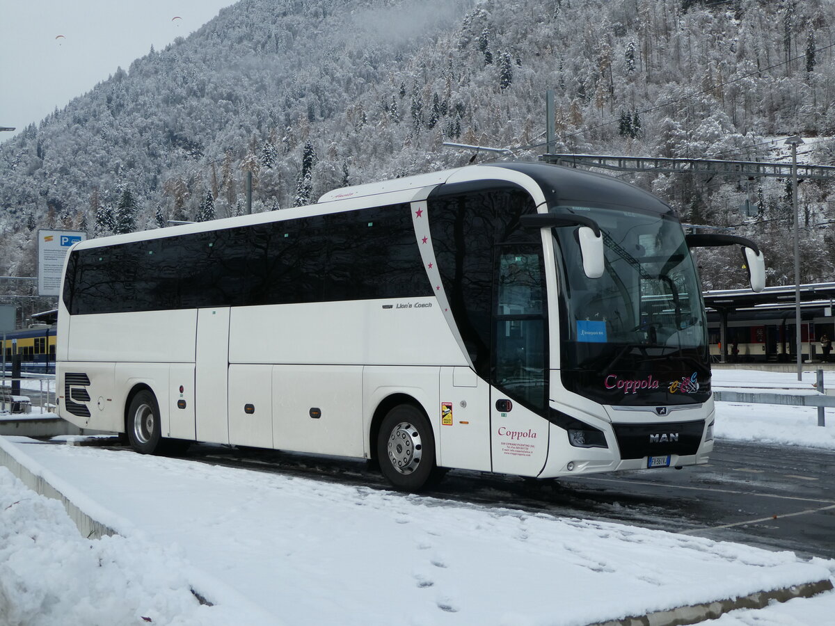 (257'400) - Aus Italien: Coppola, Cipriano - FV-361 VJ - MAN am 4. Dezember 2023 beim Bahnhof Interlaken Ost