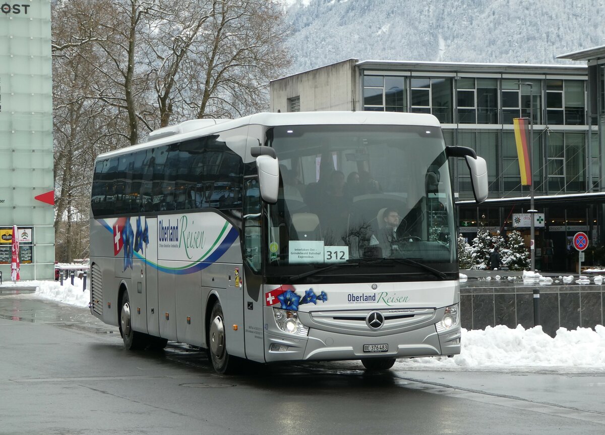 (257'423) - Oberland Reisen, Thun - Nr. 40/BE 376'483 - Mercedes am 4. Dezember 2023 beim Bahnhof Interlaken Ost