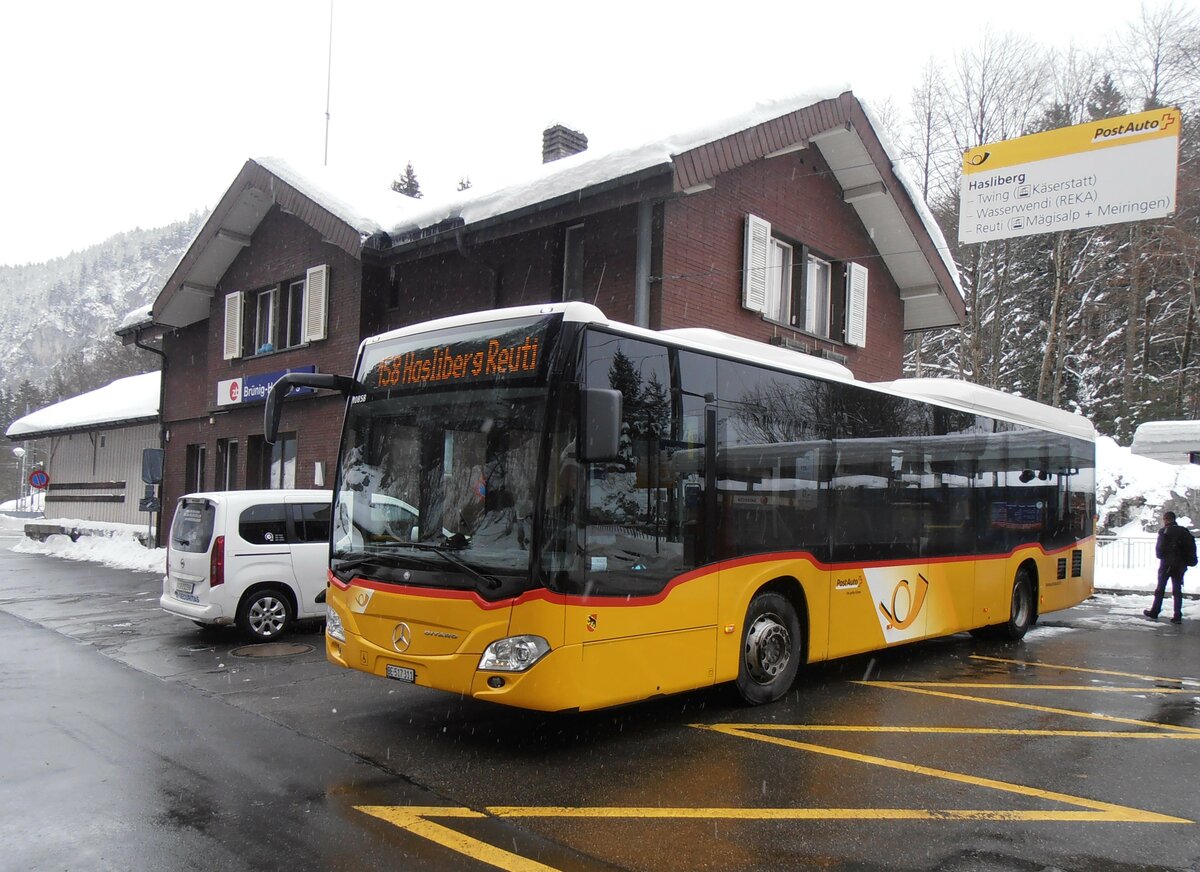 (257'454) - Fl�ck, Brienz - Nr. 4/BE 517'311/PID 10'858 - Mercedes am 5. Dezember 2023 auf dem Br�nigpass