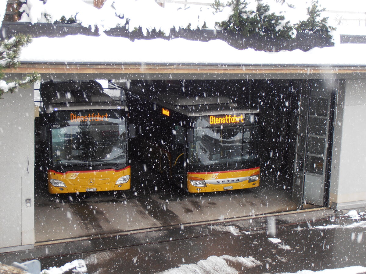 (257'457) - Fl�ck, Brienz - Nr. 4/BE 517'311/PID 10'858 - Mercedes + Nr. 8/BE 643'926/PID 5682 - Setra am 5. Dezember 2023 in Reuti-Hasliberg, Garage