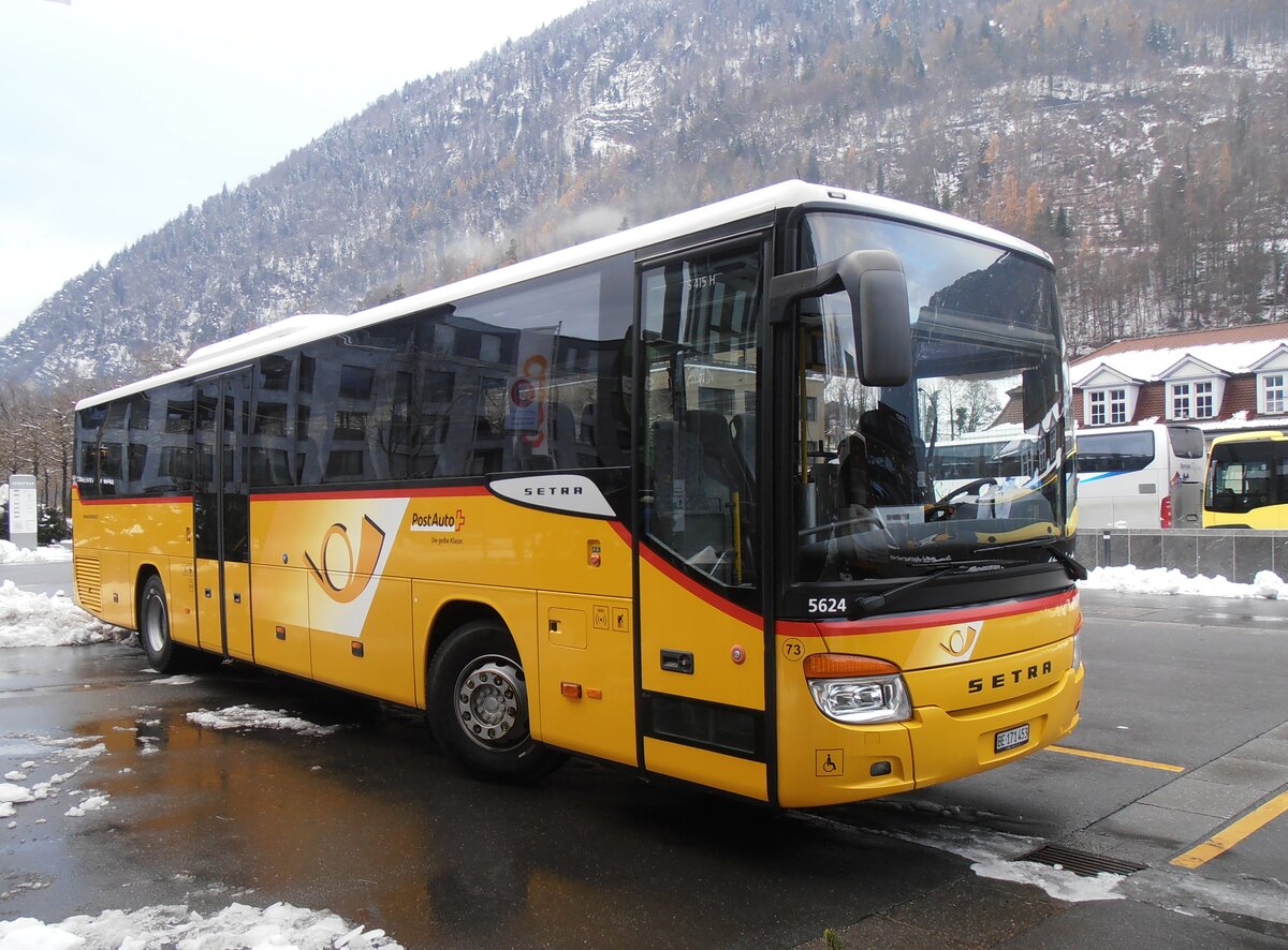(257'467) - PostAuto Bern - Nr. 73/BE 171'453/PID 5624 - Setra (ex AVG Meiringen Nr. 73) am 5. Dezember 2023 beim Bahnhof Interlaken Ost