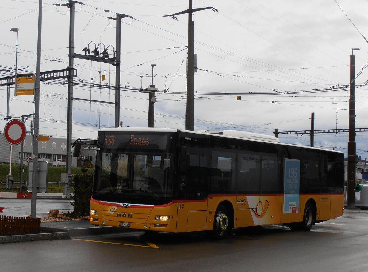 (257'543) - Funi-Car, Biel - Nr. 19/BE 610'619/PID 10'944 - MAN am 11. Dezember 2023 beim Bahnhof Marin-pagnier