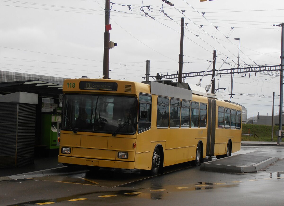 (257'547) - transN, La Chaux-de-Fonds - Nr. 118 - NAW/Hess Gelenktrolleybus (ex TN Neuch�tel Nr. 118) am 11. Dezember 2023 beim Bahnhof Marin-�pagnier