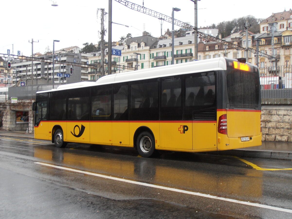 (257'748) - CarPostal Ouest - NE 98'430/PID 5661 - Mercedes am 21. Dezember 2023 beim Bahnhof Neuch�tel