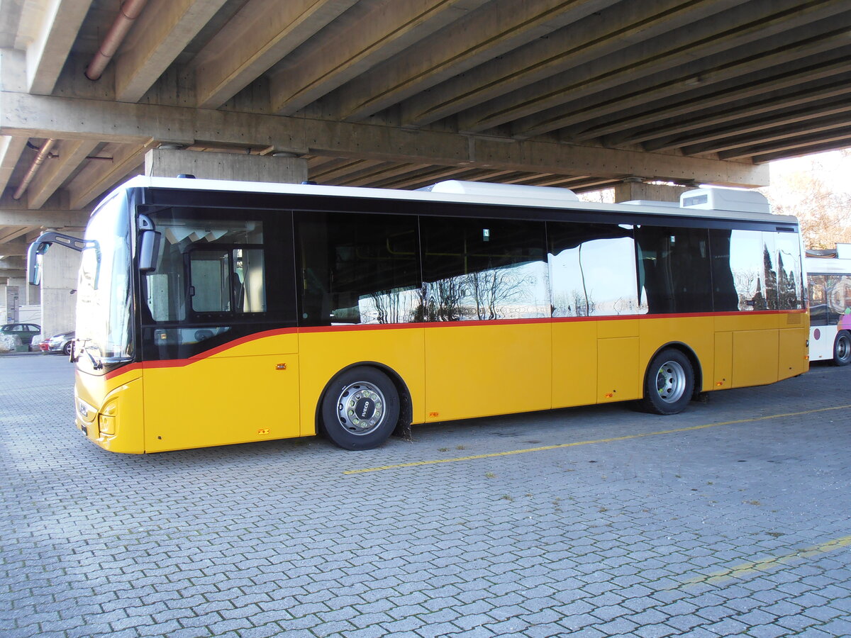 (257'918) - PostAuto Graub�nden - PID 12'012 - Iveco am 24. Dezember 2023 in Kerzers, Murtenstrasse