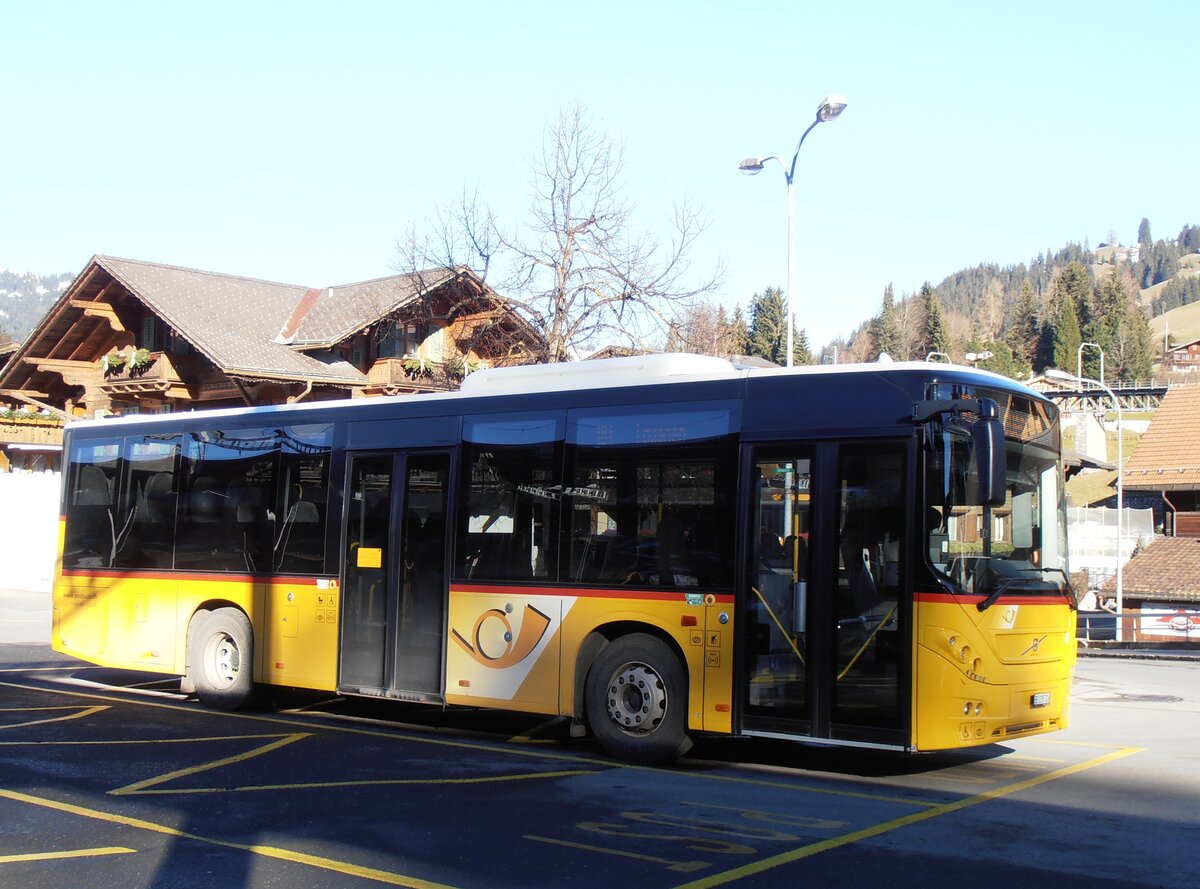 (257'923) - K�bli, Gstaad - BE 235'726/PID 10'535 - Volvo am 25. Dezember 2023 beim Bahnhof Gstaad