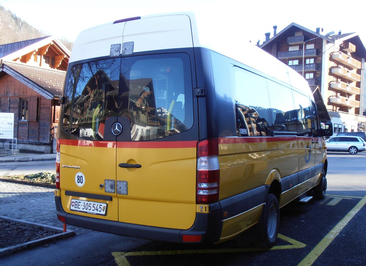 (257'934) - K�bli, Gstaad - BE 305'545/PID 10'890 - Mercedes am 25. Dezember 2023 beim Bahnhof Gstaad