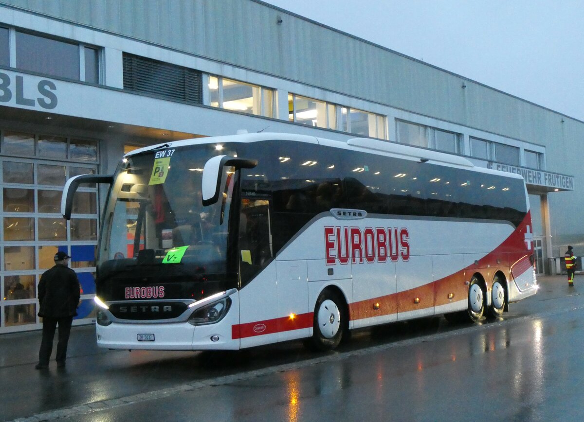 (258'139) - Welti-Furrer, Bassersdorf - Nr. 37/ZH 5037 - Setra am 6. Januar 2024 beim Bahnhof Frutigen