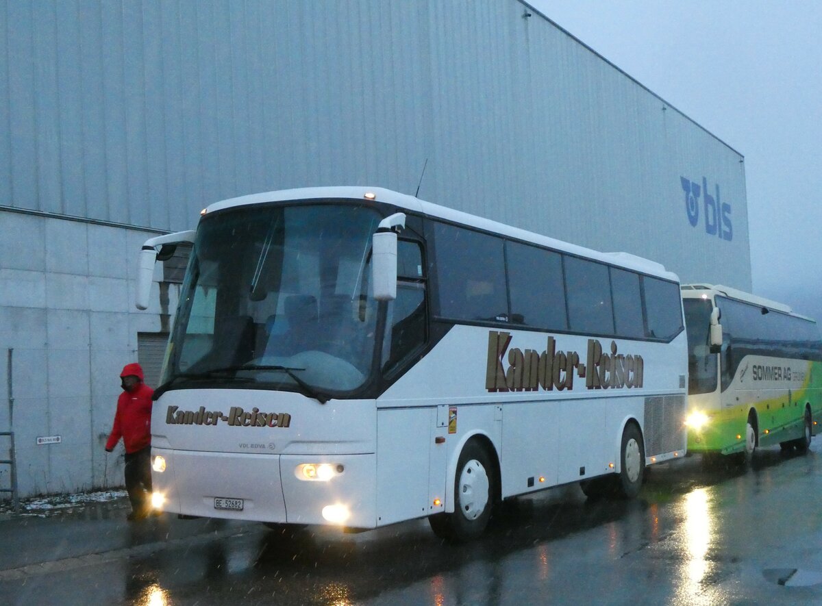 (258'151) - Kander-Reisen, Frutigen - BE 52'682 - Bova (ex Nr. 1) am 6. Januar 2024 beim Bahnhof Frutigen