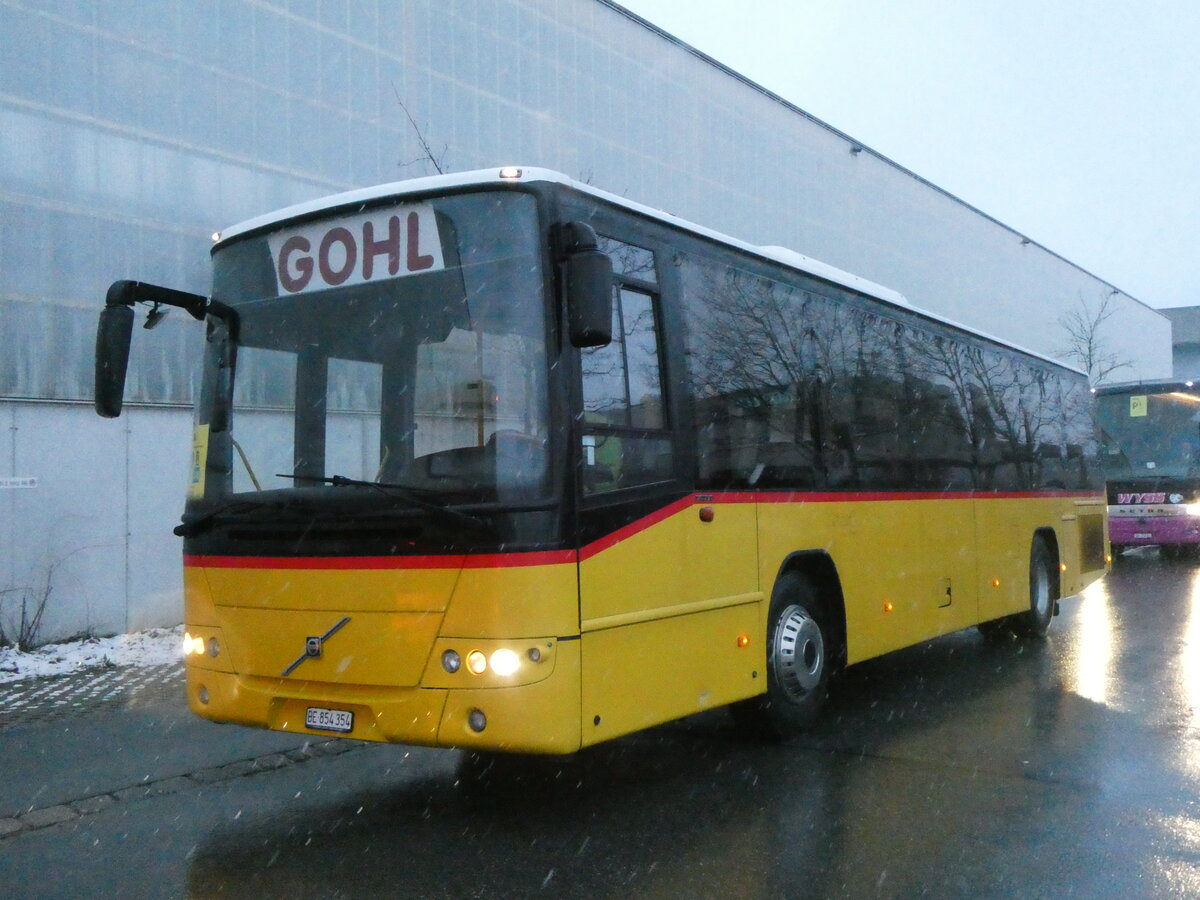 (258'157) - Gohl, Herzogenbuchsee - BE 854'354 - Volvo (ex Rojoma, Sch�ftland; ex Schmidt, Oberb�ren PID 5103) am 6. Januar 2024 beim Bahnhof Frutigen