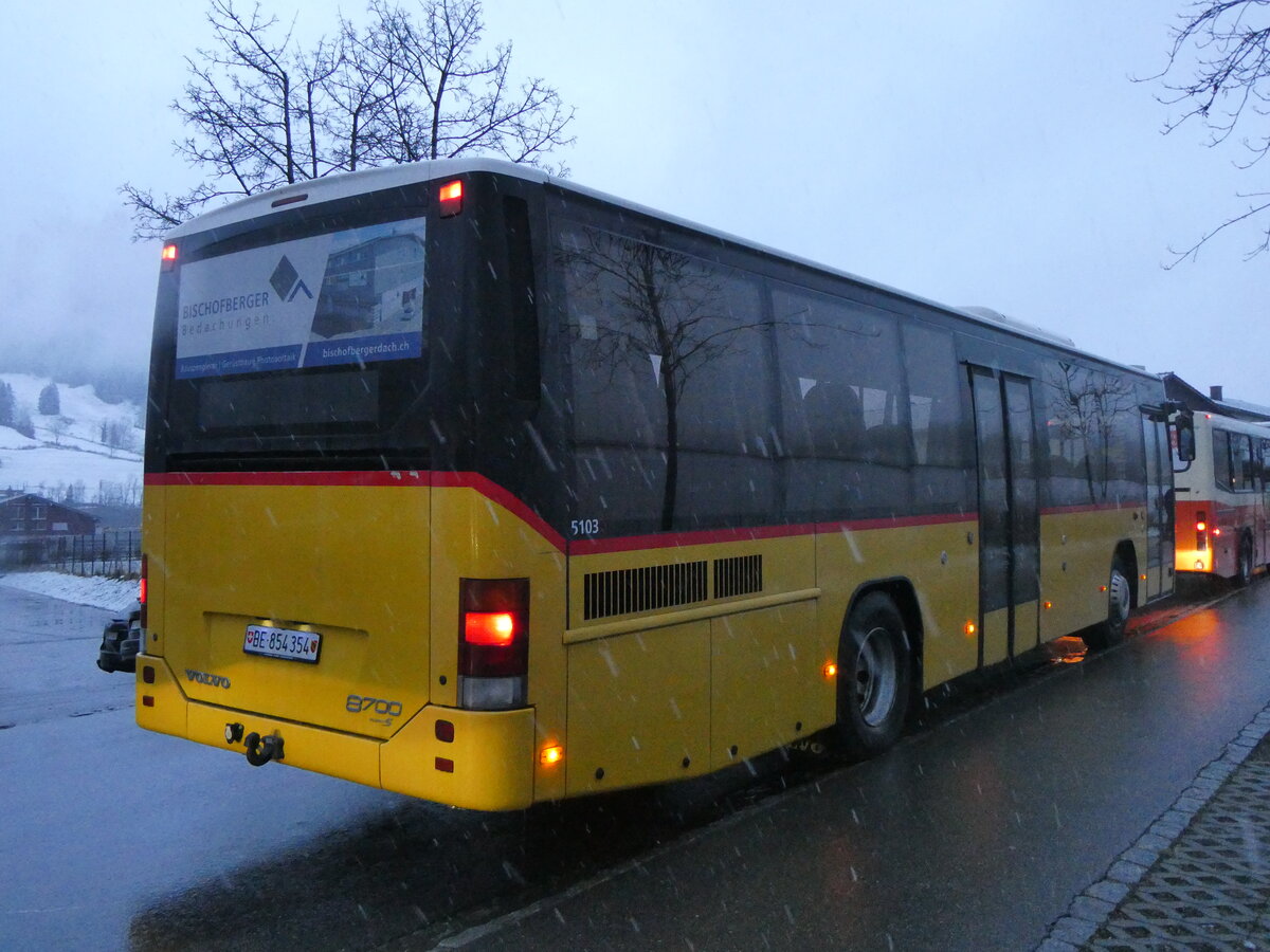 (258'159) - Gohl, Herzogenbuchsee - BE 854'354 - Volvo (ex Rojoma, Sch�ftland; ex Schmidt, Oberb�ren PID 5103) am 6. Januar 2024 beim Bahnhof Frutigen
