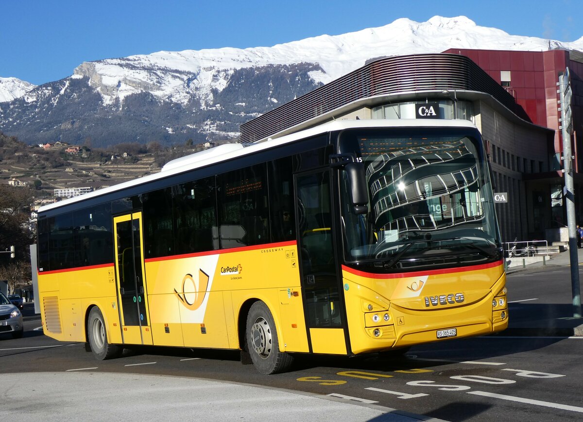 (258'571) - PostAuto Wallis - Nr. 15/VS 365'405/PID 11'915 - Iveco am 11. Januar 2024 beim Bahnhof Sion