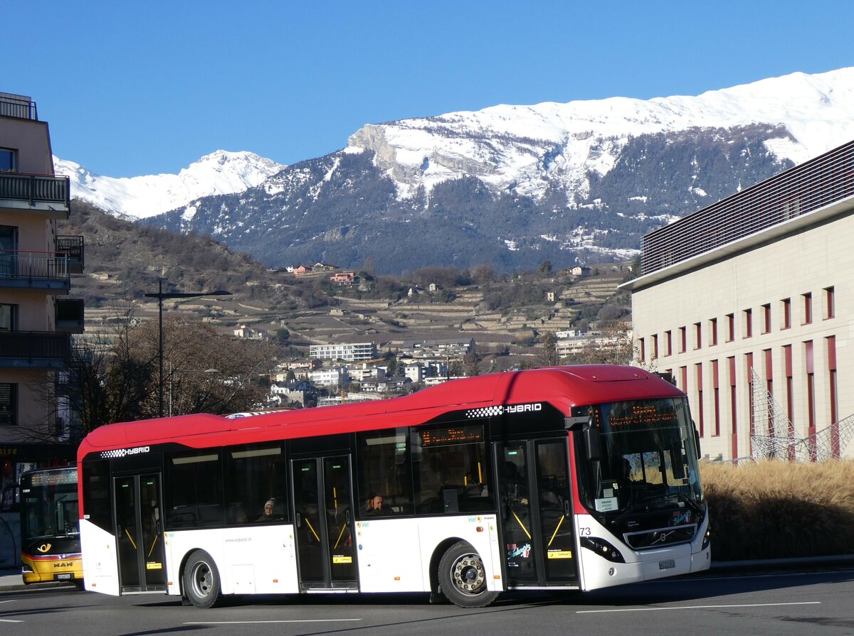 (258'585) - PostAuto Wallis - Nr. 73/VS 211'611/PID 5520 - Volvo (ex Lathion, Sion Nr. 73) am 11. Januar 2024 beim Bahnhof Sion