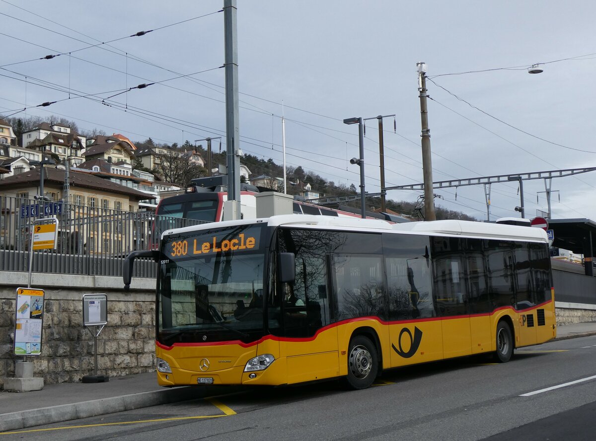 (258'914) - CarPostal Ouest - NE 137'828/PID 12'011 - Mercedes am 26. Januar 2024 beim Bahnhof Neuch�tel 